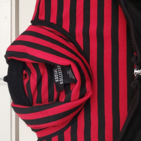*NWT* Hor Topic Social Collison's Red Black Stripe 2FEr Off the Shoulders Shirt - Picture 4 of 16